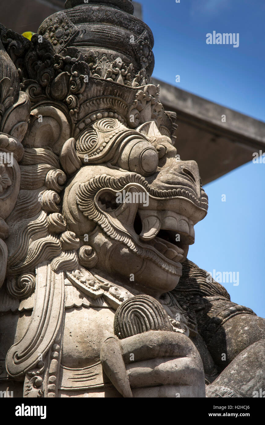 Indonesia Bali Ubud, artigianato, pietra intagliata barong testa sul tempio Foto Stock