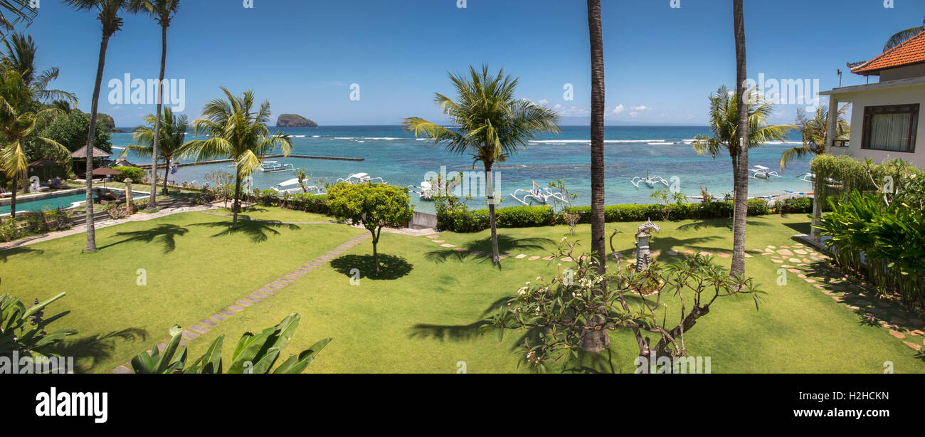 Indonesia, Bali, Candi Dasa, vista dall'Hotel Genggong attraverso di Nusa Penida, panoramica Foto Stock