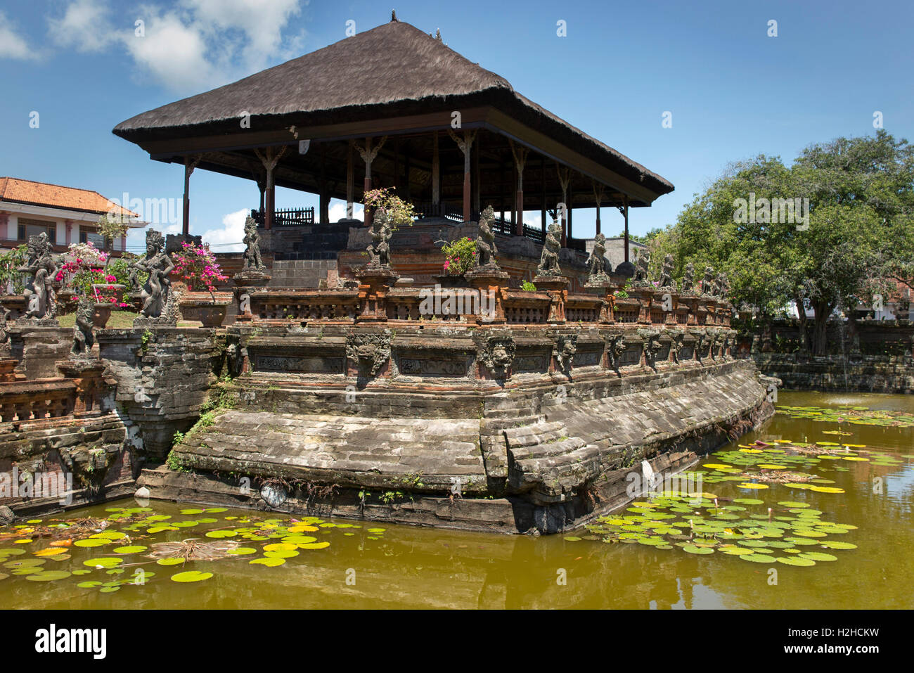 Indonesia, Bali, Semarapura, (Klungkung), Bale Kambang padiglione flottante in Palazzo Reale composto Foto Stock