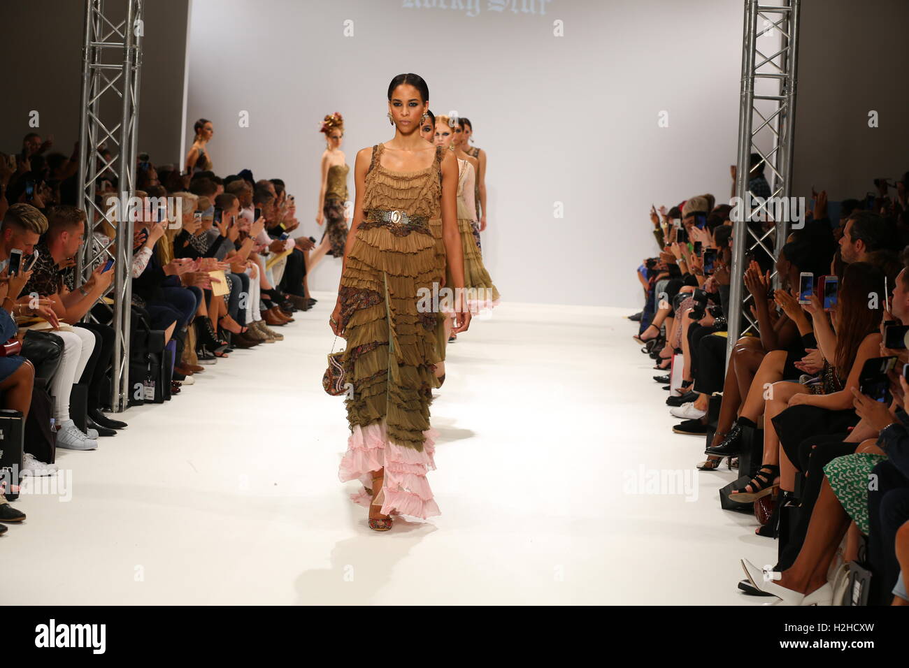 La London Fashion Week quelli troppo watch Foto Stock