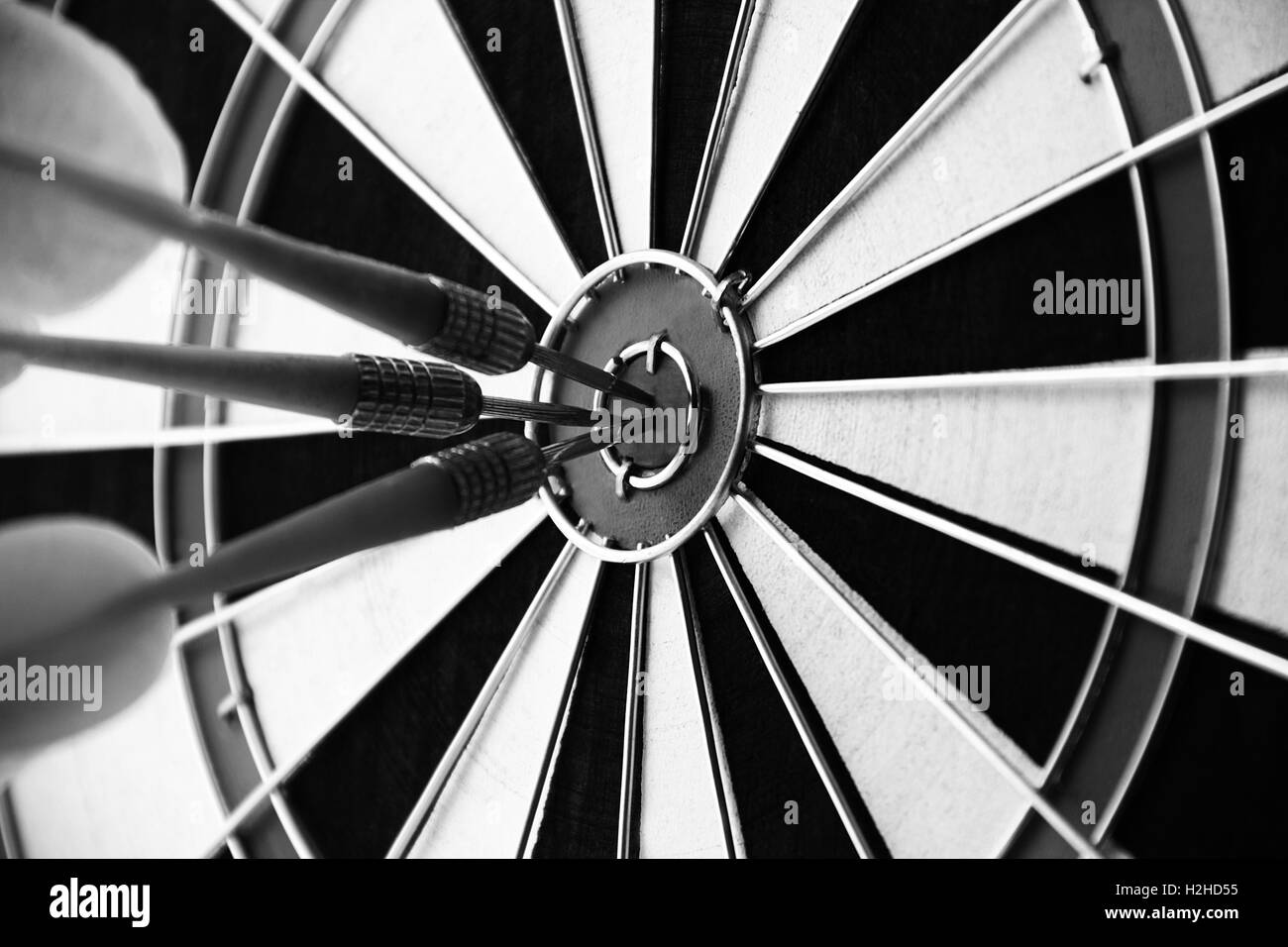 Freccette bullseye target vicino la nozione di successo Foto Stock