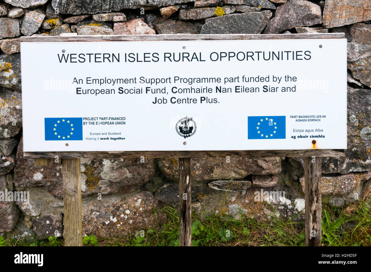 Bandiera europea o del logo UE insegne sul segno per parzialmente finanziati dalla UE Western Isles opportunità rurali su Harris nelle Ebridi Esterne, Scozia. Foto Stock