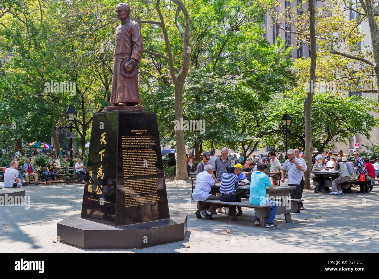 Le famiglie di cinesi americani in Columbus Park a Chinatown, New York City a giocare a scacchi cinesi, noto anche come, Xiangqi. Foto Stock