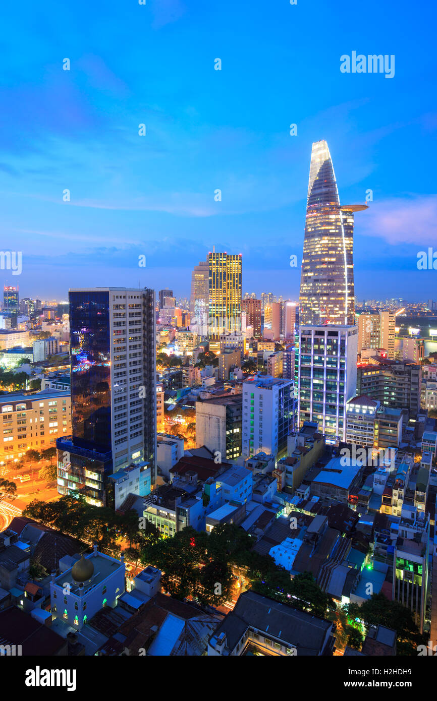 Vista superiore della città scape Fiume Saigon di notte tempo. Foto Stock