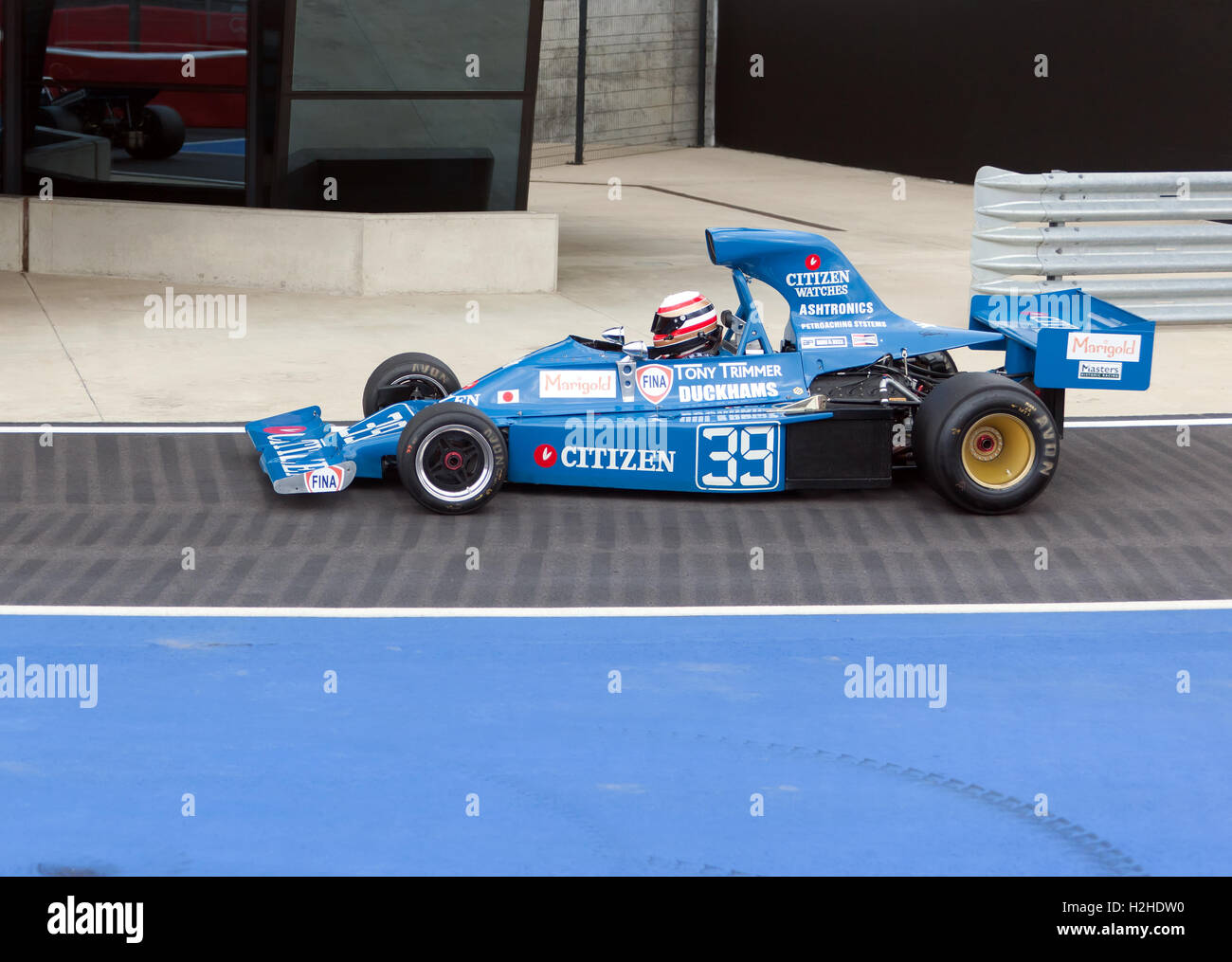 Marc Devis guida un1975 Maki F101 in pit lane, durante le qualificazioni per il campionato FIA Masters storica gara di Formula Uno Foto Stock