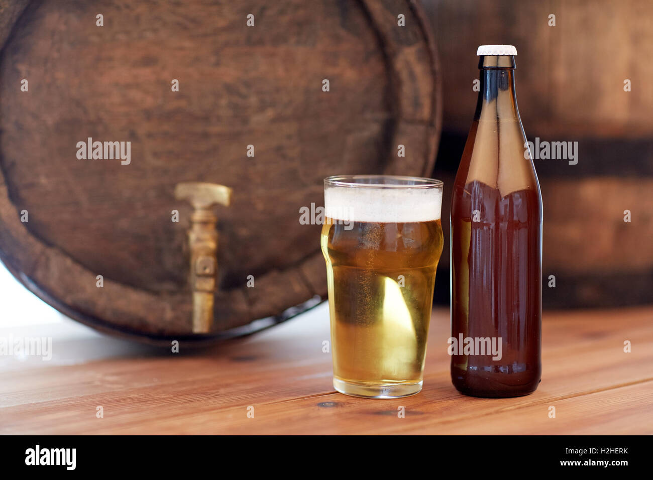 Chiusura del vecchio barile di birra, del vetro e della bottiglia Foto Stock