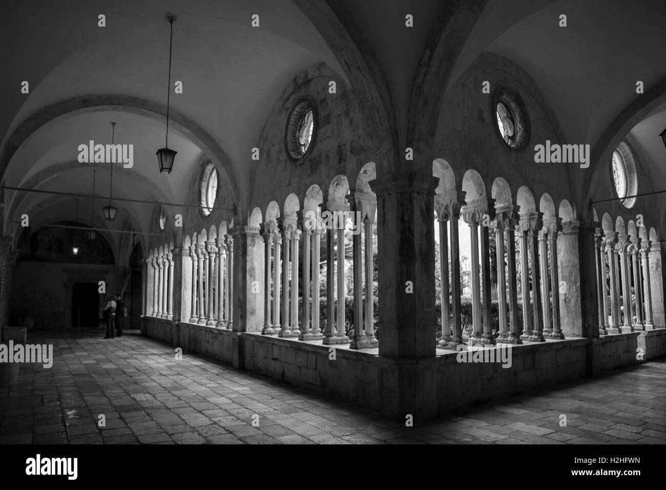 Il chiostro del convento francescano, Stradun, Dubrovnik, Croazia, versione in bianco e nero. Foto Stock