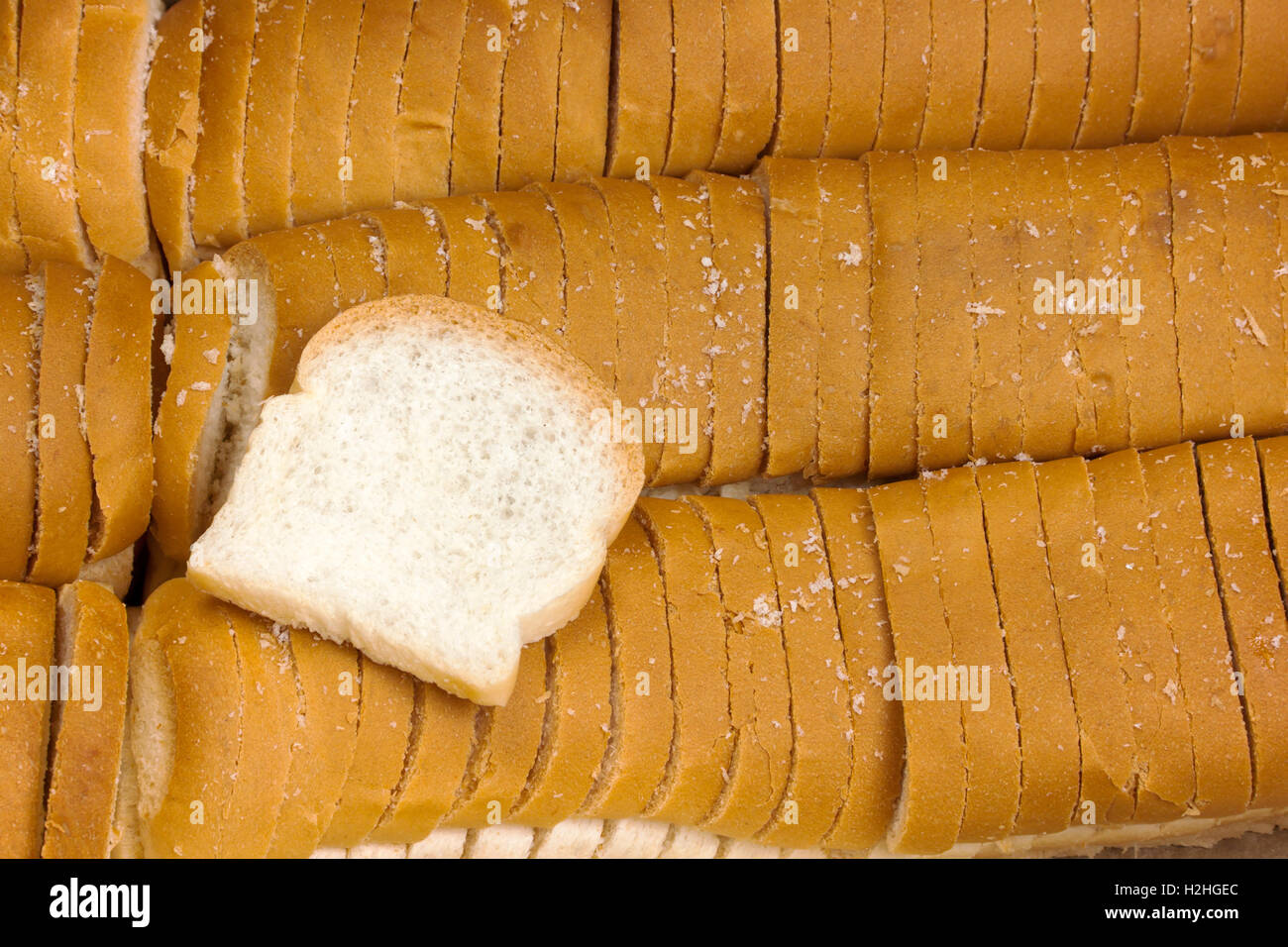 Pane bianco petite o sandwich collocato nella casella carta. closeup. Un mucchio di mini toast Foto Stock