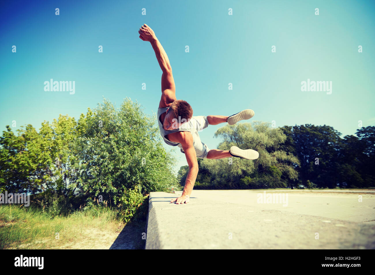 Sporty giovane jumping in estate park Foto Stock