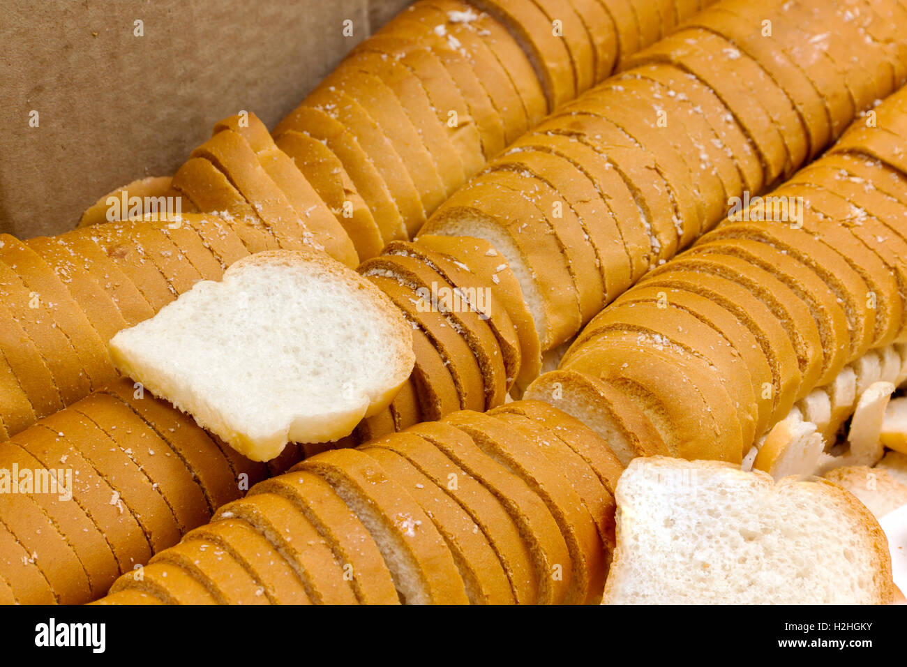 Pane bianco petite o sandwich collocato nella casella carta. closeup. Un mucchio di mini toast Foto Stock