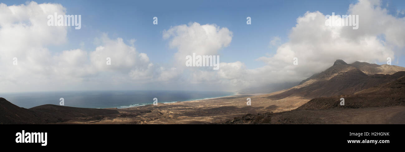 Fuerteventura Isole Canarie, Nord Africa, Spagna: la vista mozzafiato sulla spiaggia di Playa de Cofete visto dalla strada sterrata su una rupe alta Foto Stock