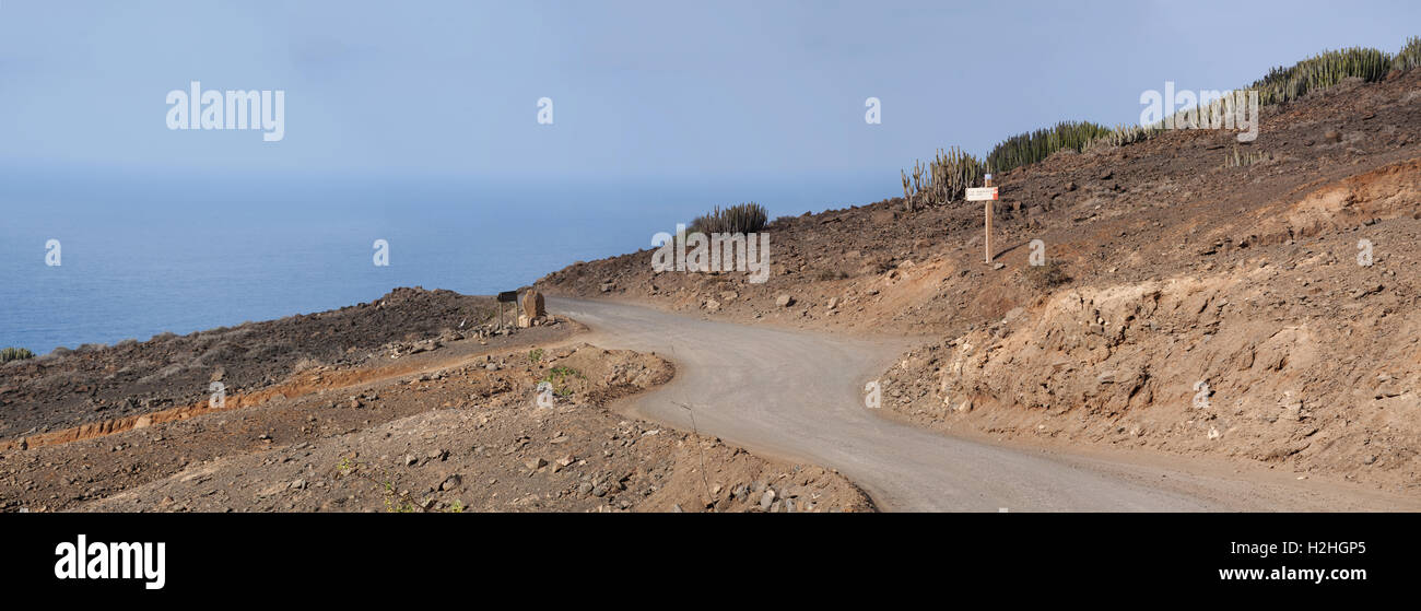 Fuerteventura Isole Canarie, Nord Africa, Spagna: la vista mozzafiato sulla spiaggia di Playa de Cofete visto dalla strada sterrata su una rupe alta Foto Stock