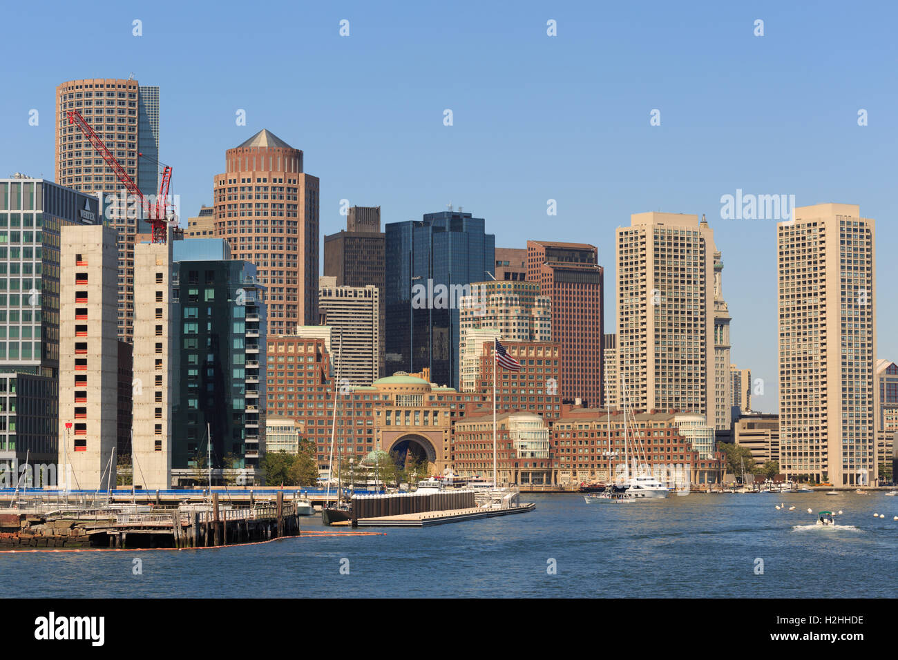 Una fotografia del Boston Waterfront, come si vede da una barca sul Porto di Boston. Foto Stock