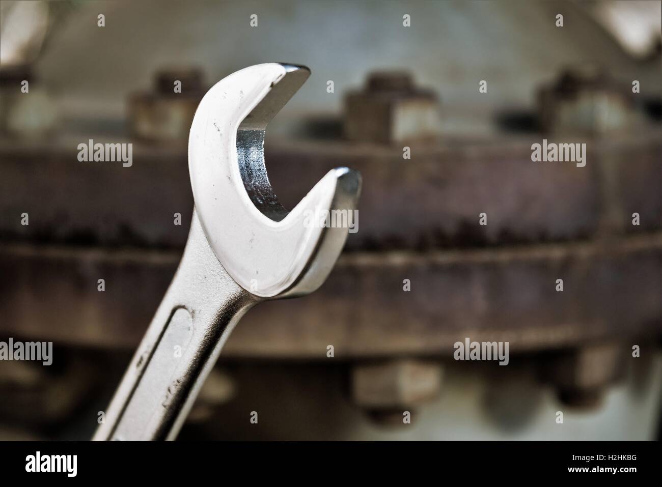 Sfavillante nuova chiave su un bullone arrugginito Foto Stock
