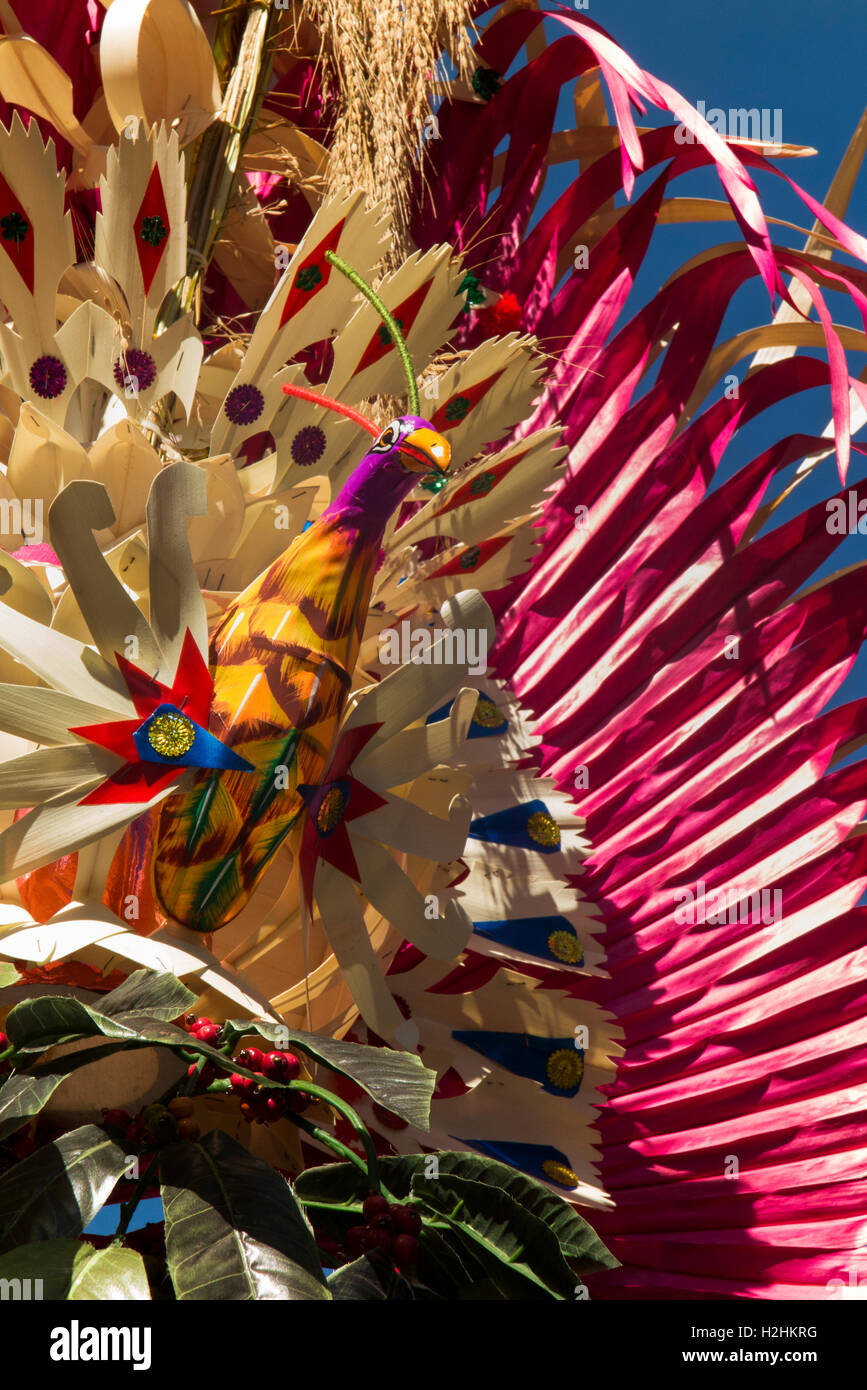 Indonesia Bali Ubud, Kuningan festival, peacock penjor decorazione Foto Stock