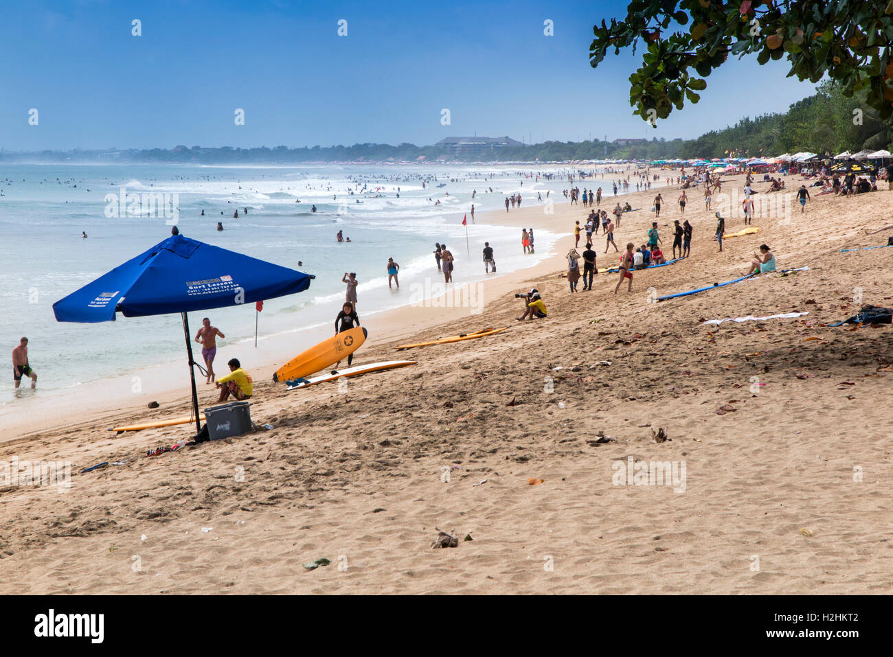 Indonesia Bali Kuta, turisti sulla spiaggia Foto Stock