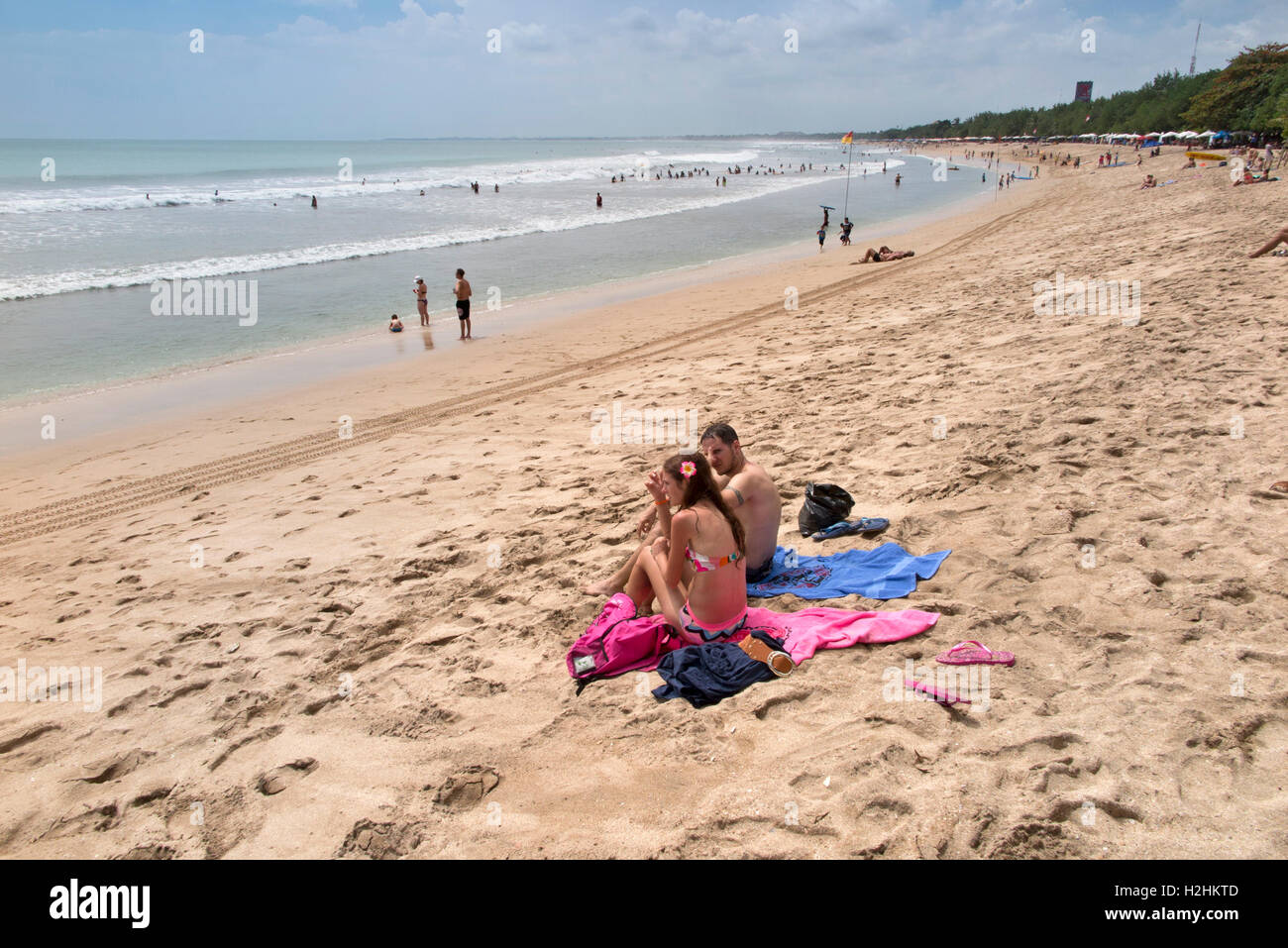 Indonesia Bali Kuta, turisti sulla spiaggia Foto Stock