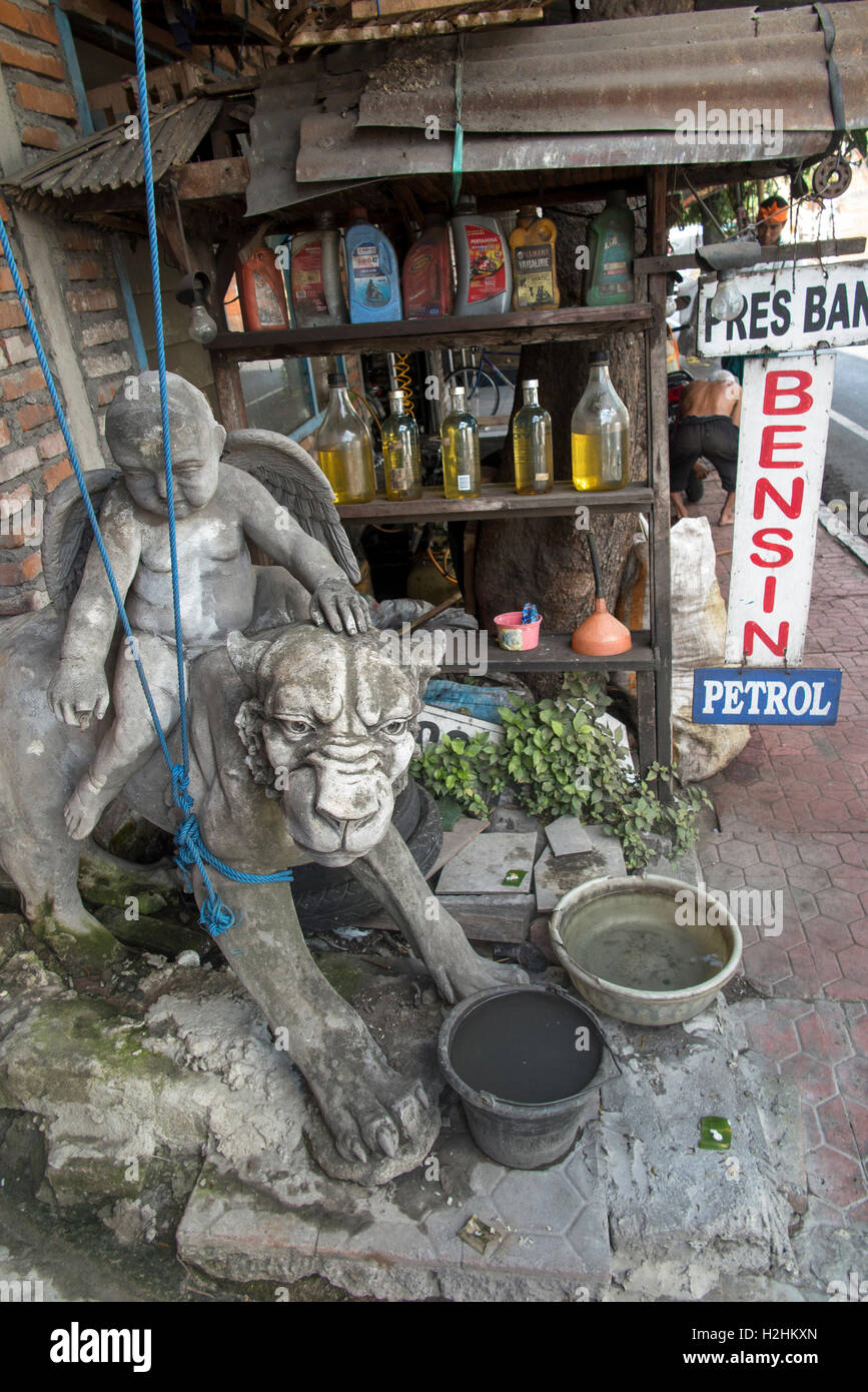 Indonesia Bali Ubud, Jalan Raya Peliatan, benzina per la vendita al di fuori del negozio Foto Stock