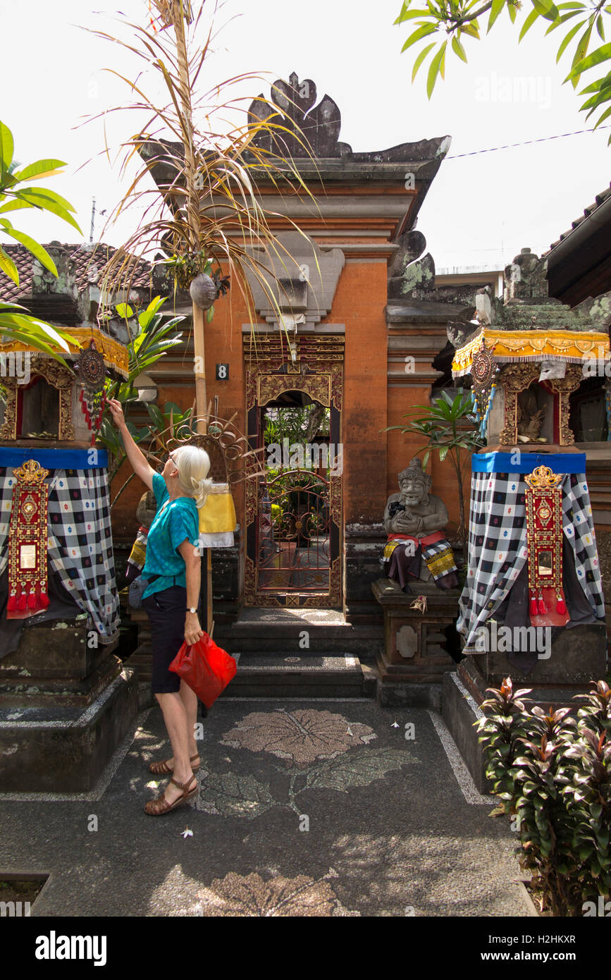 Indonesia Bali Ubud, Mas, Jalan Sukma Kesuma per turisti in cerca di Santuari domestici Foto Stock