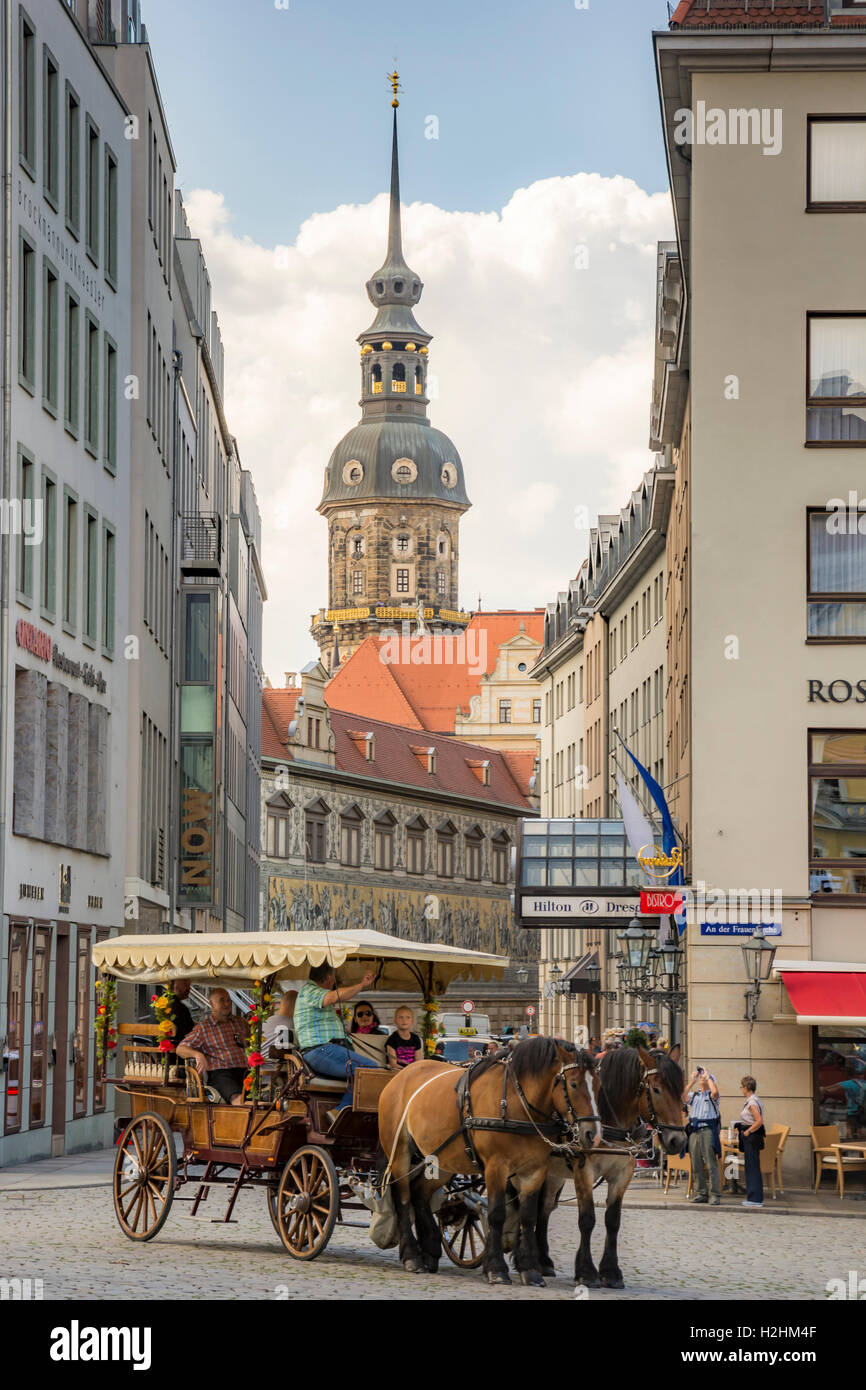 Carrozza a cavalli con i turisti in Dresden Foto Stock Carrozza a cavalli con i turisti in Dresden Foto Stock