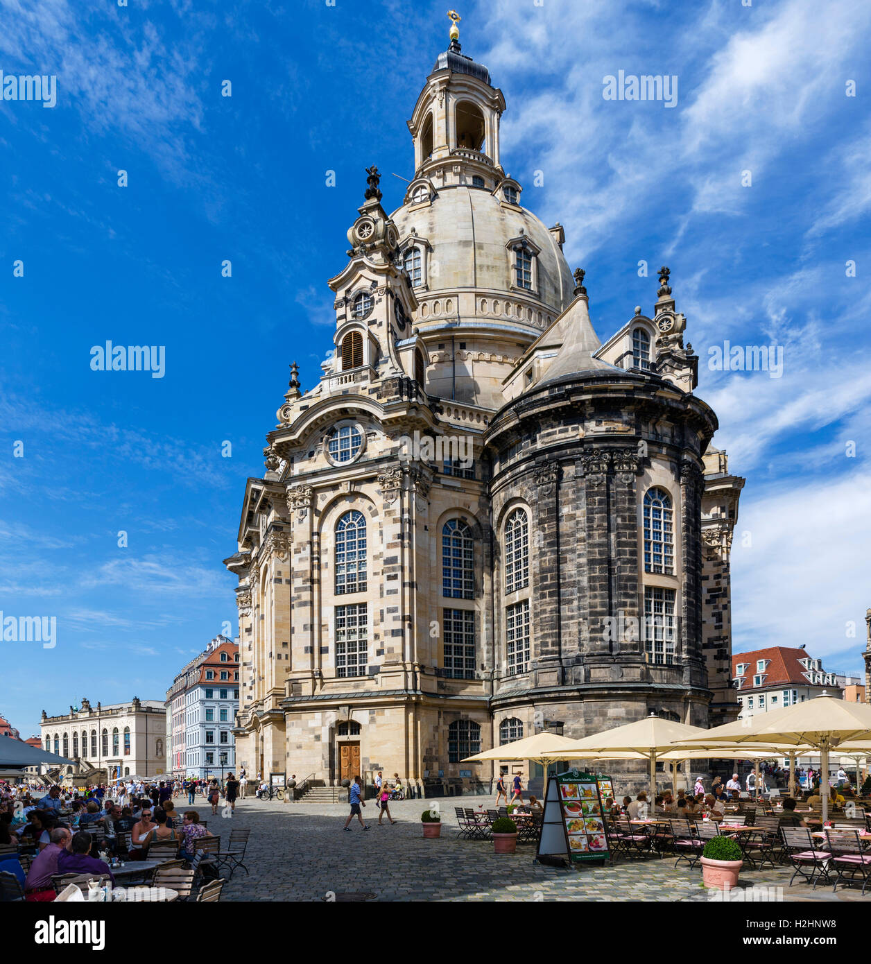 Caffè di fronte alla Frauenkirche, visto dal Salzgasse, Dresda, Sassonia, Germania Foto Stock