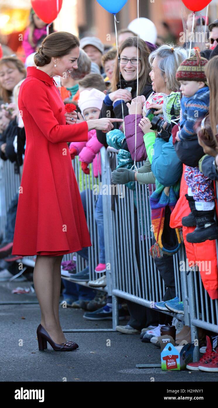 La Duchessa di Cambridge incontra il pubblico durante un aborigeno di MacBride esterno Museo di Storia di Yukon in Whitehorse al quinto giorno della gita reale in Canada. Foto Stock