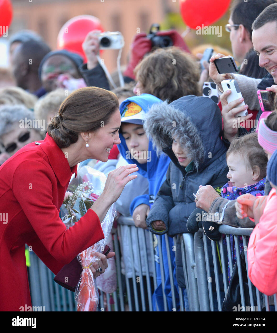 La Duchessa di Cambridge incontra il pubblico durante un aborigeno di MacBride esterno Museo di Storia di Yukon in Whitehorse al quinto giorno della gita reale in Canada. Foto Stock