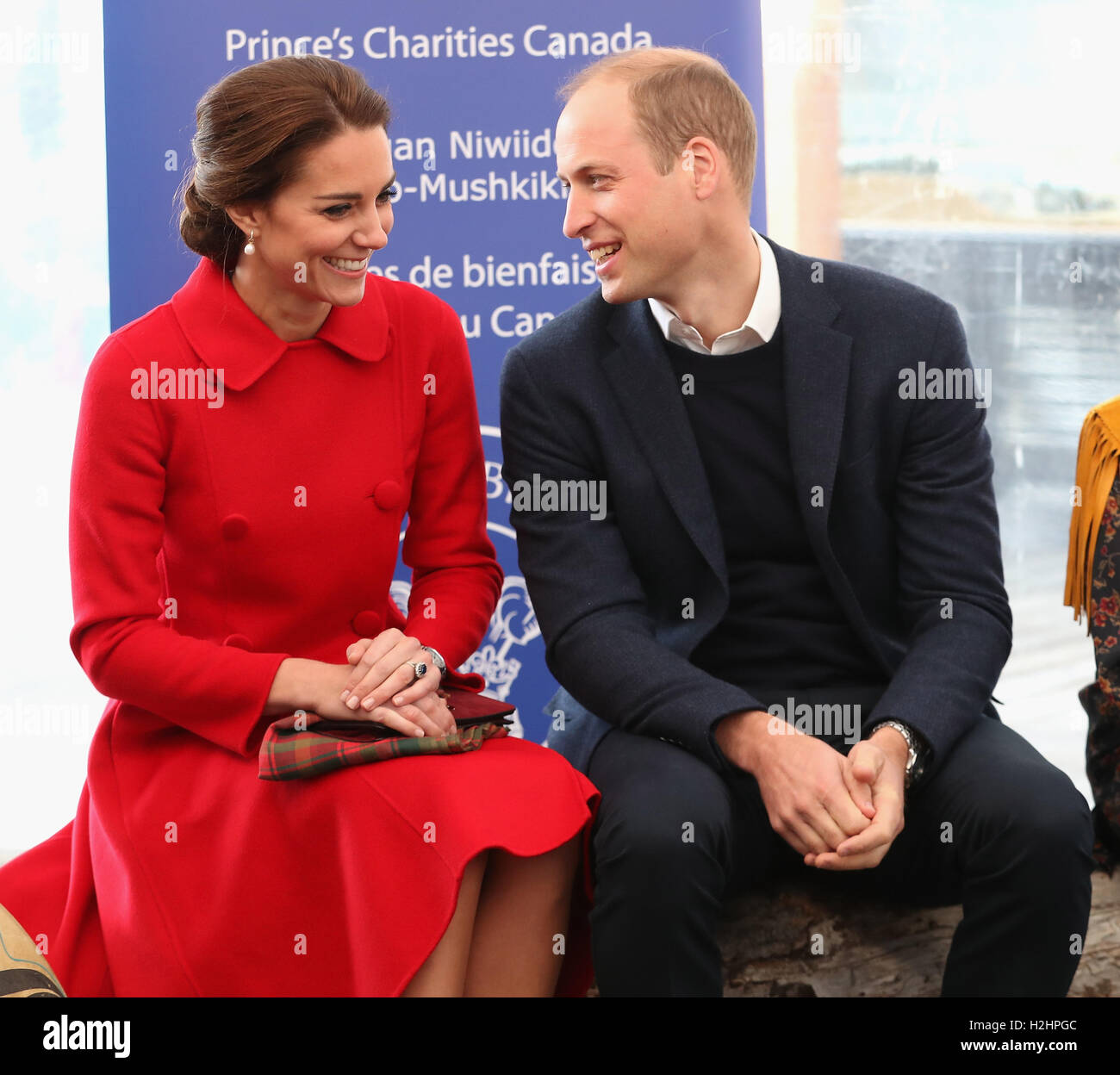 Il Duca e la Duchessa di Cambridge sit come storie sono letti per bambini presso il Museo MacBride di Yukon storia in Whitehorse al quinto giorno della gita reale in Canada. Foto Stock