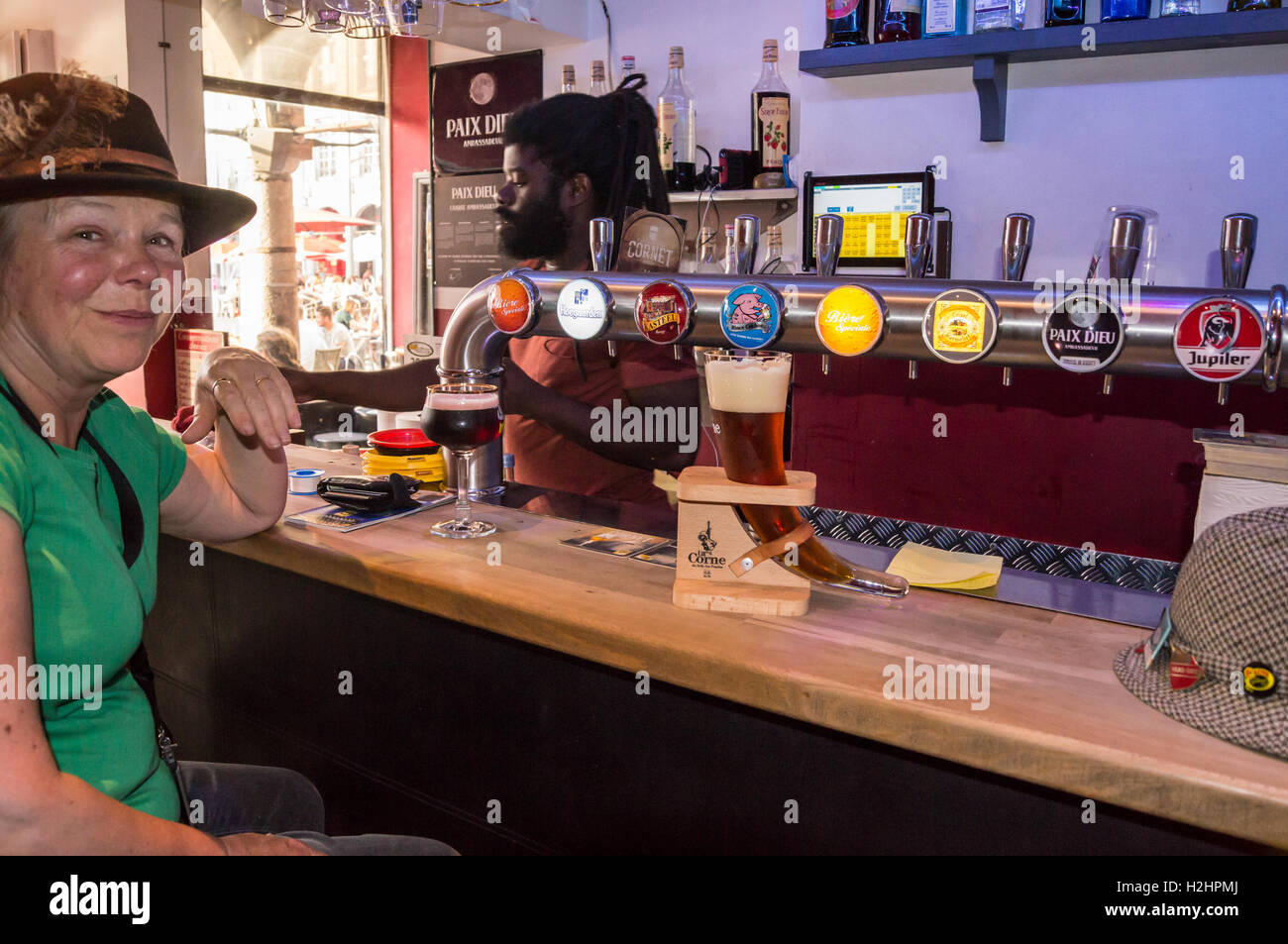 Un avvisatore acustico a forma di vetro La Corne du Bois des pendus birra in corona, Couleur Café bar, Place des Héros, Arras, Pas-de-Calais Hauts de France, Francia Foto Stock