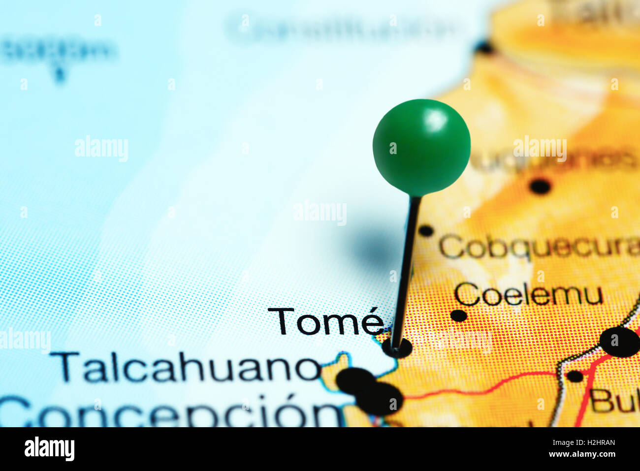 Tome imperniata su una mappa del Cile Foto Stock