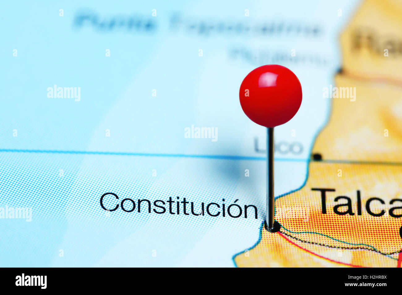 Constitucion imperniata su una mappa del Cile Foto Stock