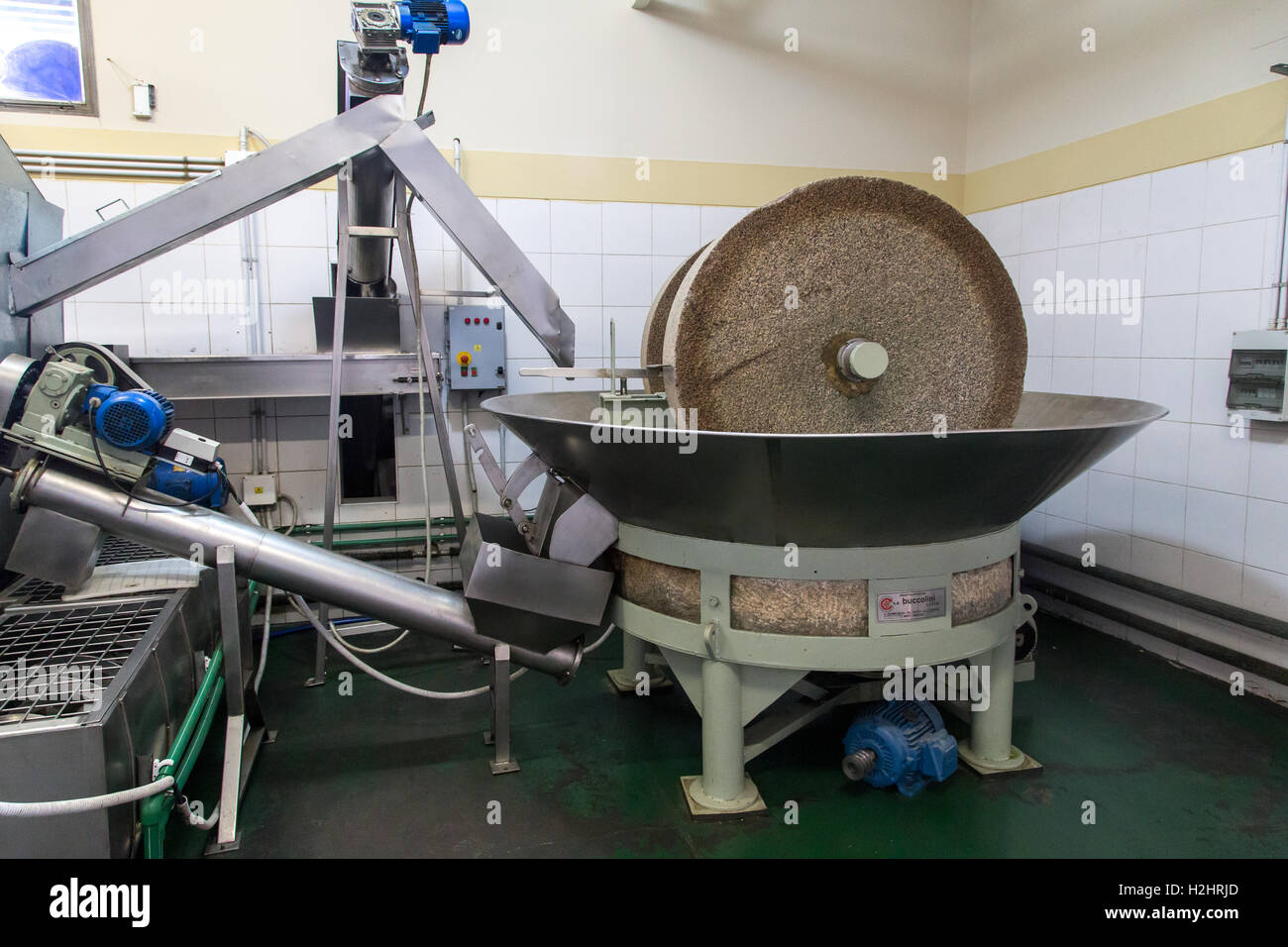 Pietra di molatura in fabbrica d'olio d'oliva Foto Stock