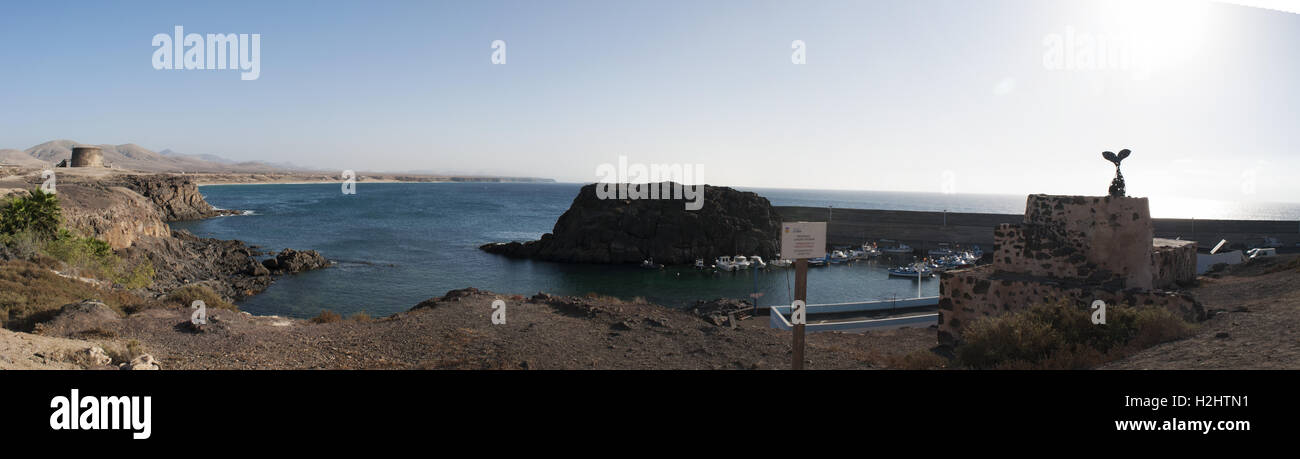 Fuerteventura Isole Canarie, Nord Africa, Spagna: vista panoramica di El Tostón castello e un pubblico di coda di balena scultura nel villaggio di El Cotillo Foto Stock