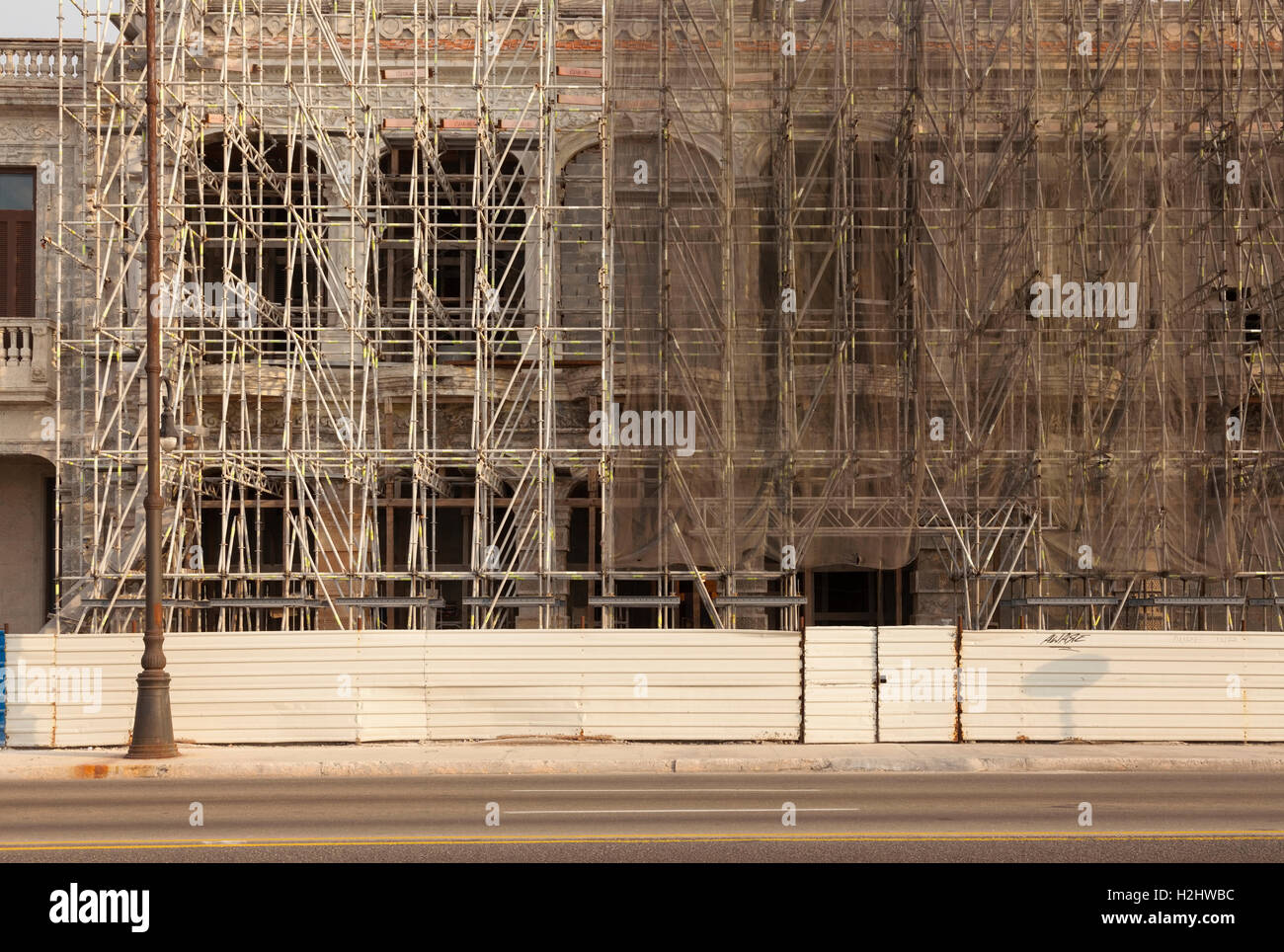 Un edificio coperta da impalcature in fase di ristrutturazione lungo il Malecón (Avenida de Maceo) nel centro di Avana, Cuba. Foto Stock