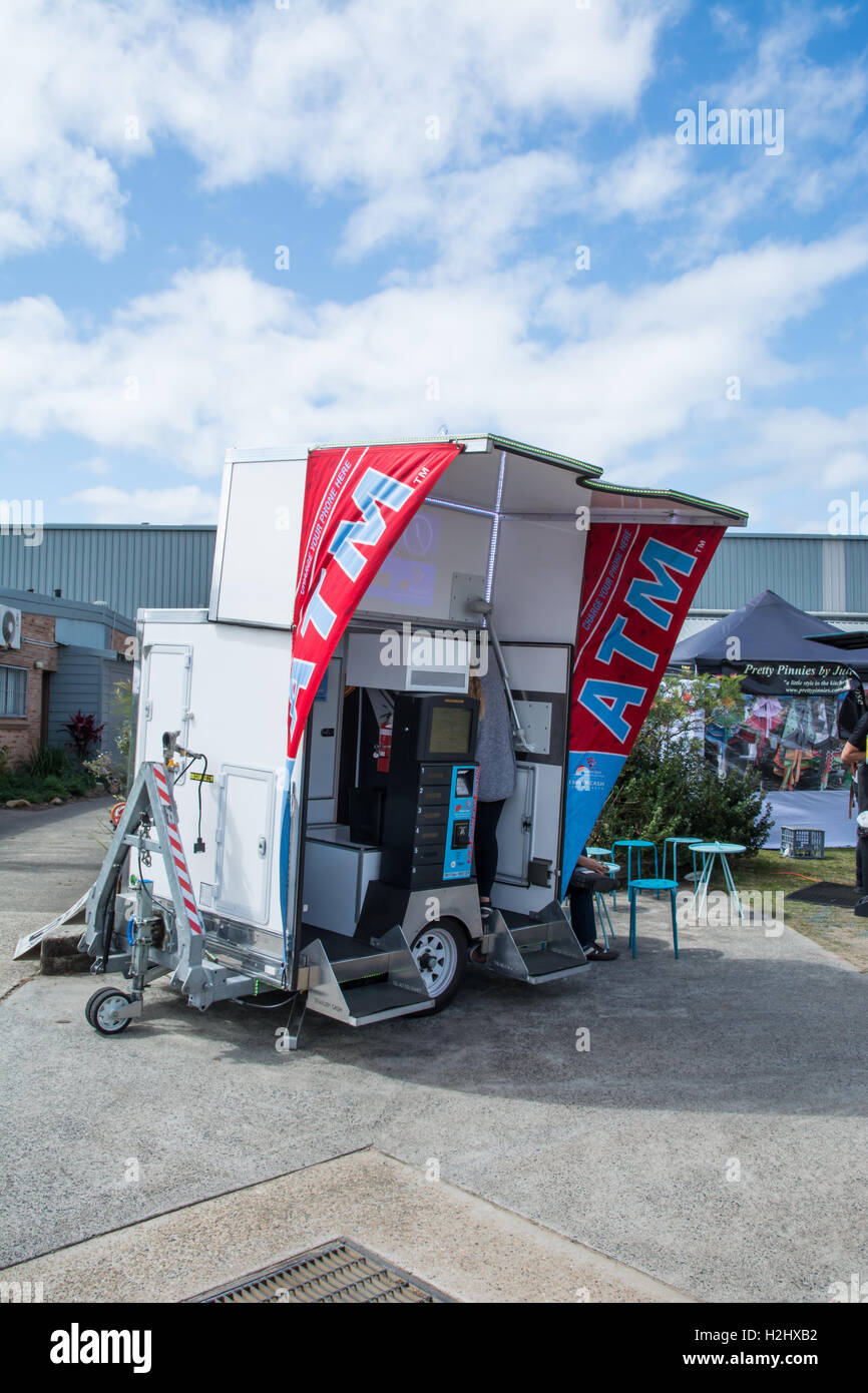 ATM Mobile e il telefono cellulare ricaricare il punto sulle spiagge organici e cibi freschi al mercato Warriewood. Sydney Australia. Foto Stock