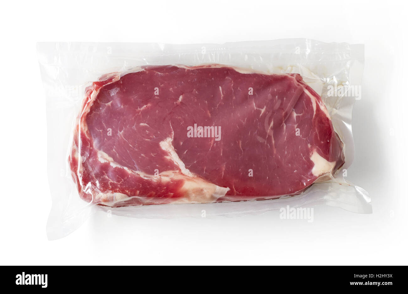 Sigillata sotto vuoto carni fresche bovine bistecca per sous vide la cottura isolati su sfondo bianco, vista dall'alto Foto Stock