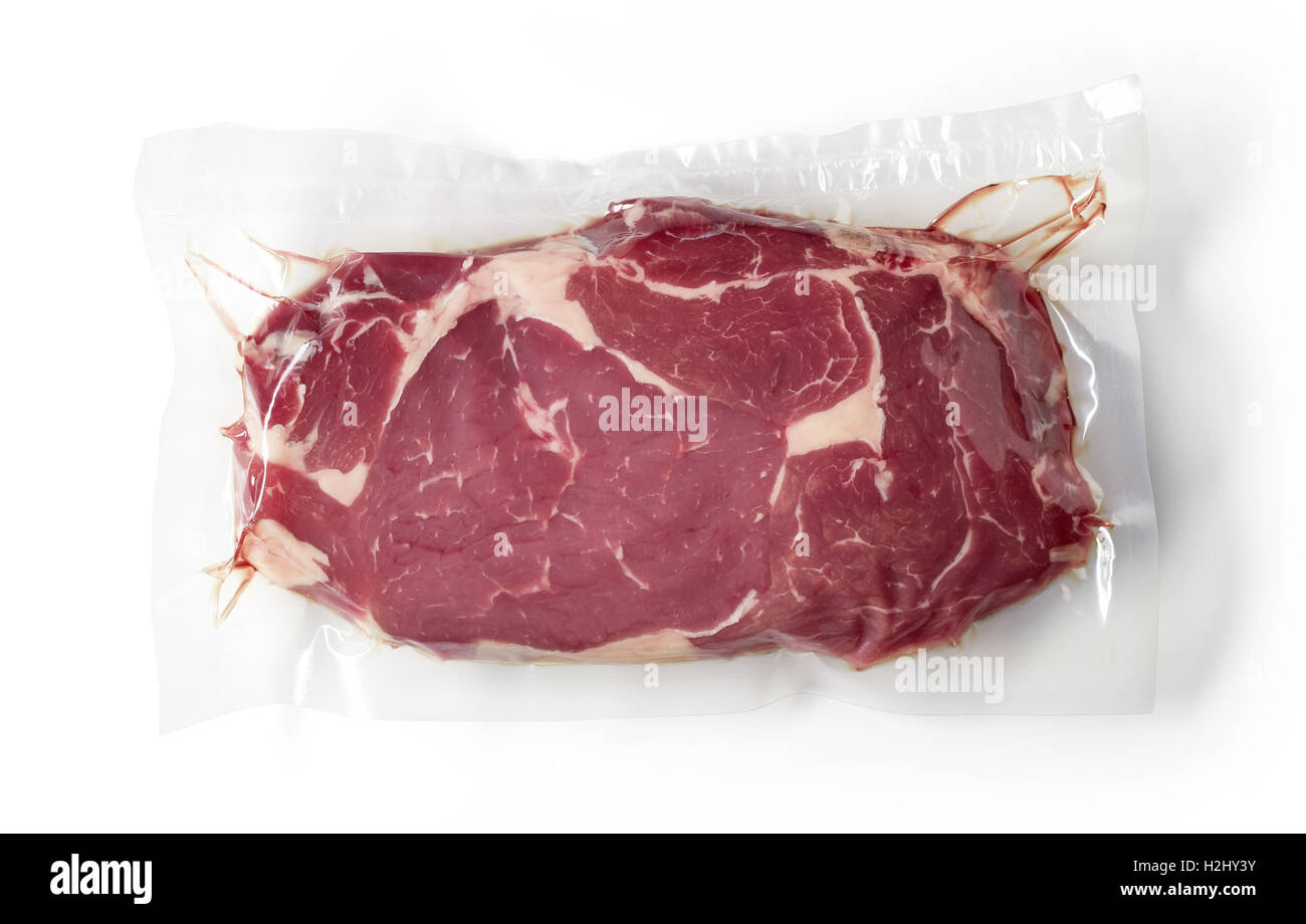 Sigillata sotto vuoto carni fresche bovine bistecca per sous vide la cottura isolati su sfondo bianco, vista dall'alto Foto Stock