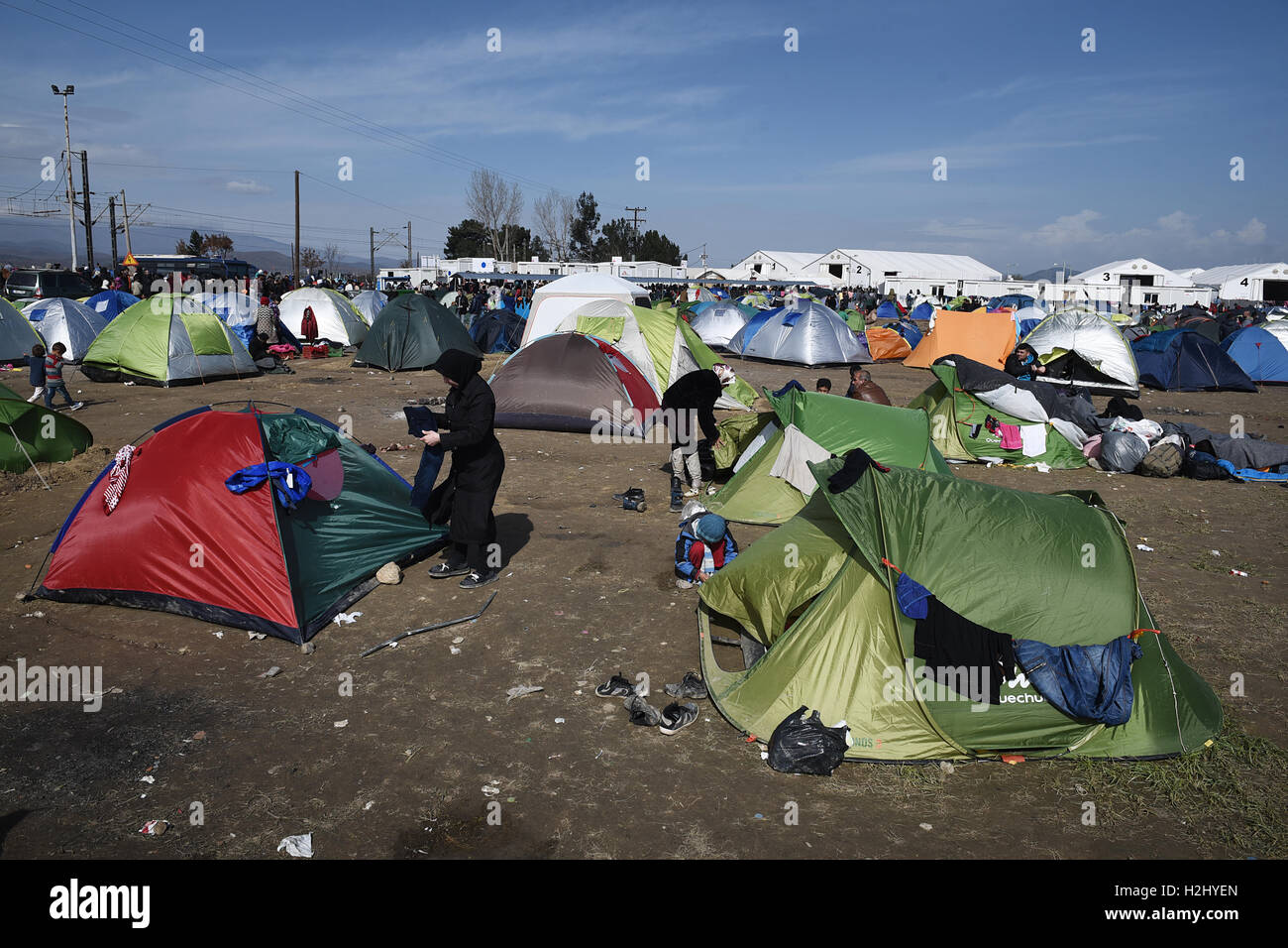 Le tende sono erette all'interno di un campo in un campo di rifugiati al nord del villaggio greco di Idomeni, alla Greca confine macedone. Migliaia di rifugiati e migranti sono rimasti bloccati per mesi al Greco confine macedone, presso il campo di rifugiati nei pressi del villaggio di Idomeni, fino a quando il governo greco ha deciso di evacuare l'area. Foto Stock