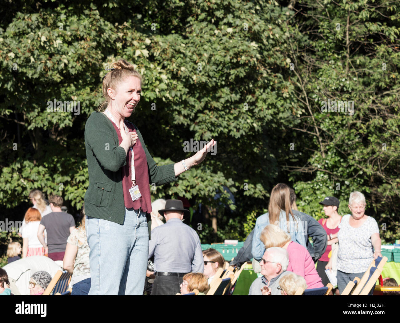 Firmatario femmina utilizzando il linguaggio dei segni per persone con problemi di udito in UK festival. Foto Stock