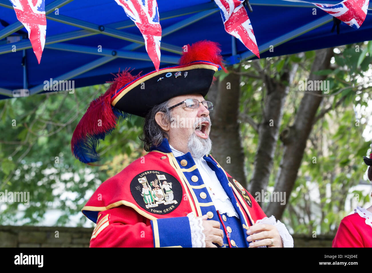 Il Liverpool Town Crier rumorosamente proclamare un messaggio a Huddersfield Town Crier la concorrenza del 2016 Foto Stock