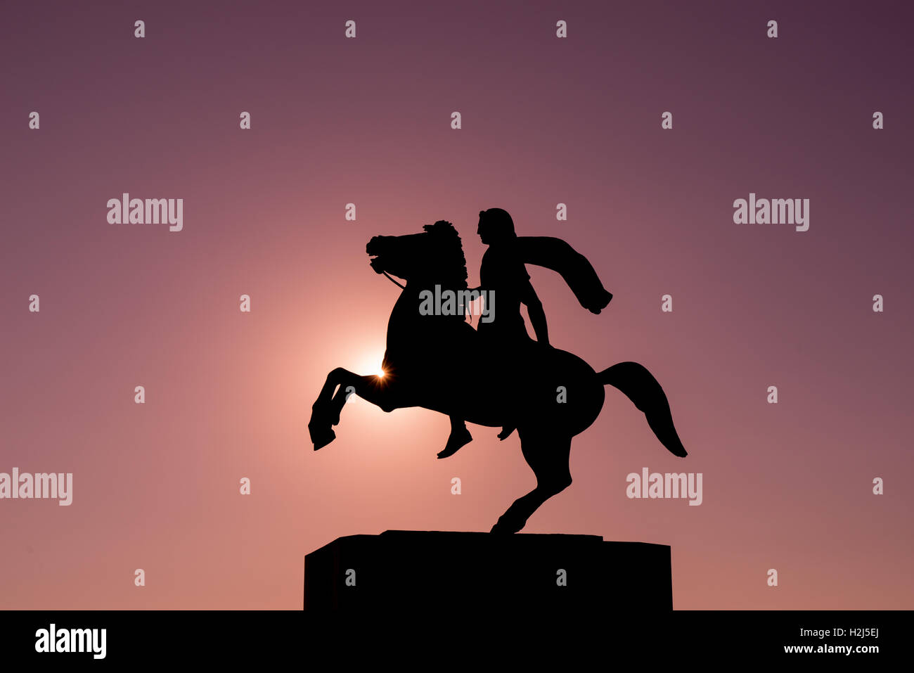 Silhouette di Alessandro il Grande Statua di sunrise. La città di Salonicco. La Grecia Foto Stock