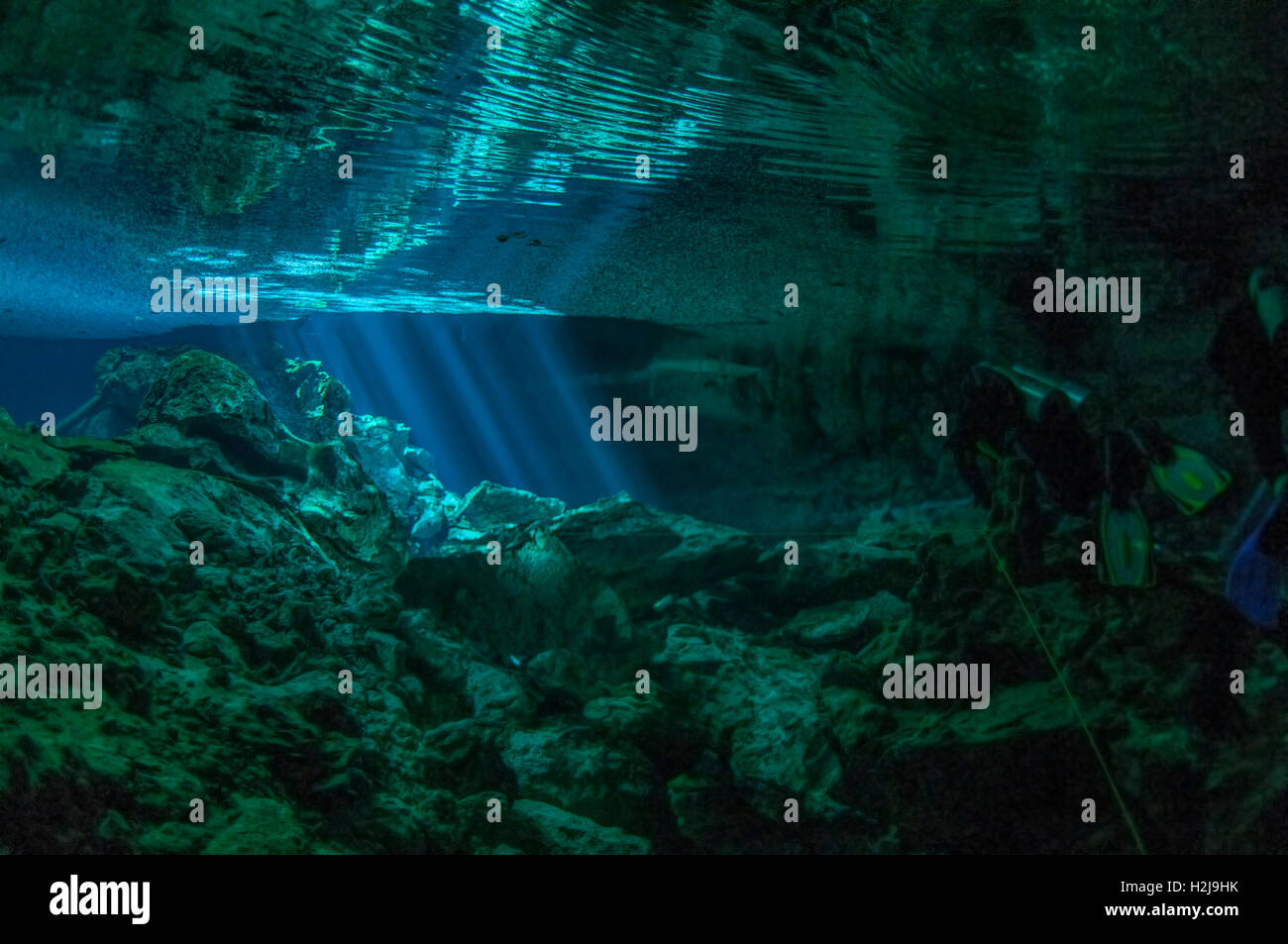 La riflessione dei raggi solari e le rocce su una superficie di acqua, Tajma ha grotta, la penisola dello Yucatan, Messico Foto Stock