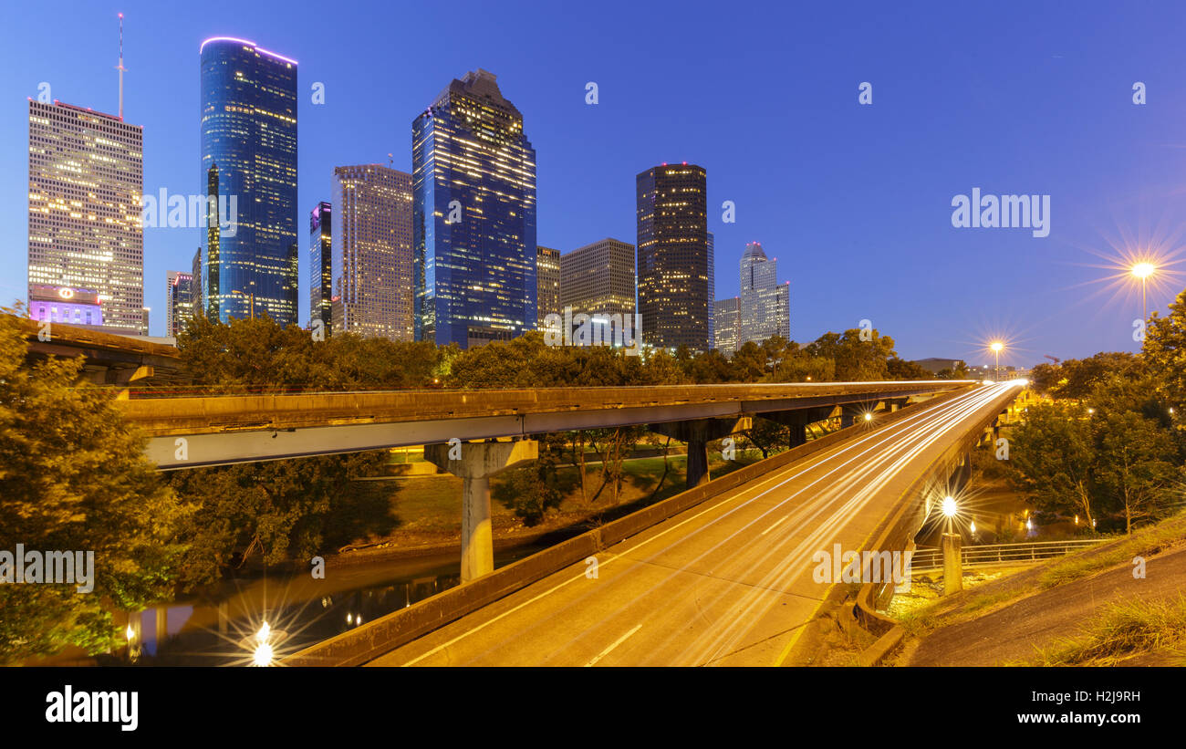 Vista del centro città di Houston, Texas in una bella giornata di notte Foto Stock