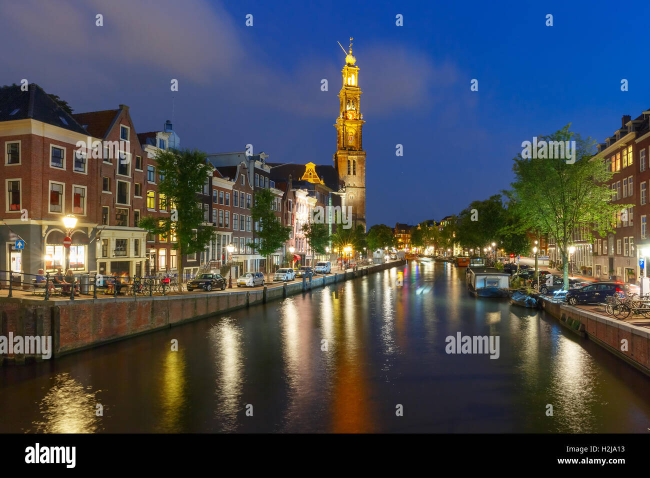 Notte Amsterdam canal grande e la chiesa Westerkerk Foto Stock