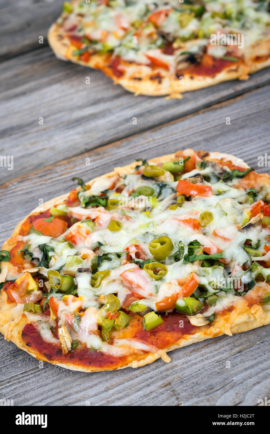 Sottile crosta pizza fatta in casa con verdure Foto Stock