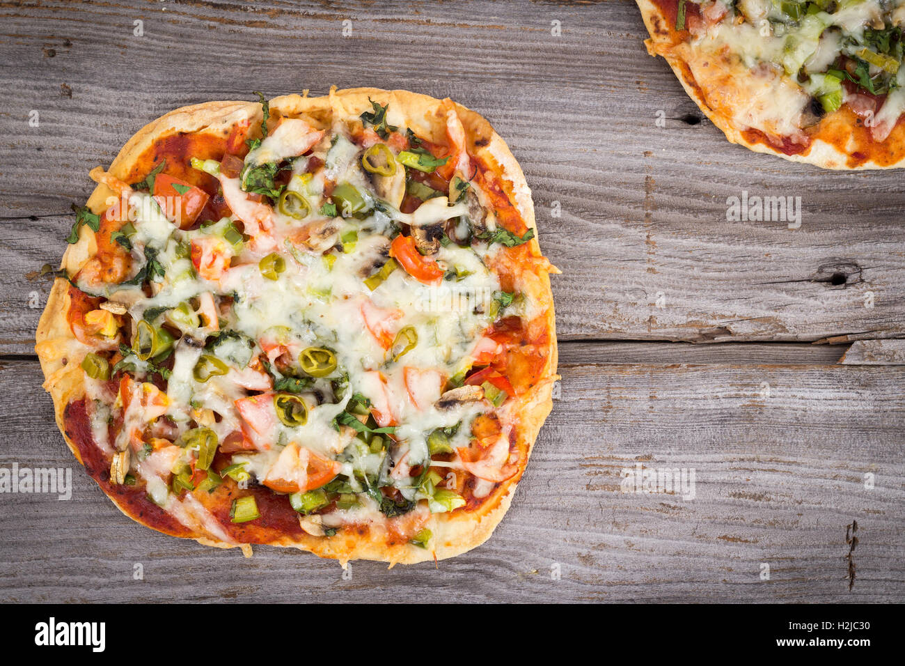 Sottile crosta pizza fatta in casa con verdure Foto Stock