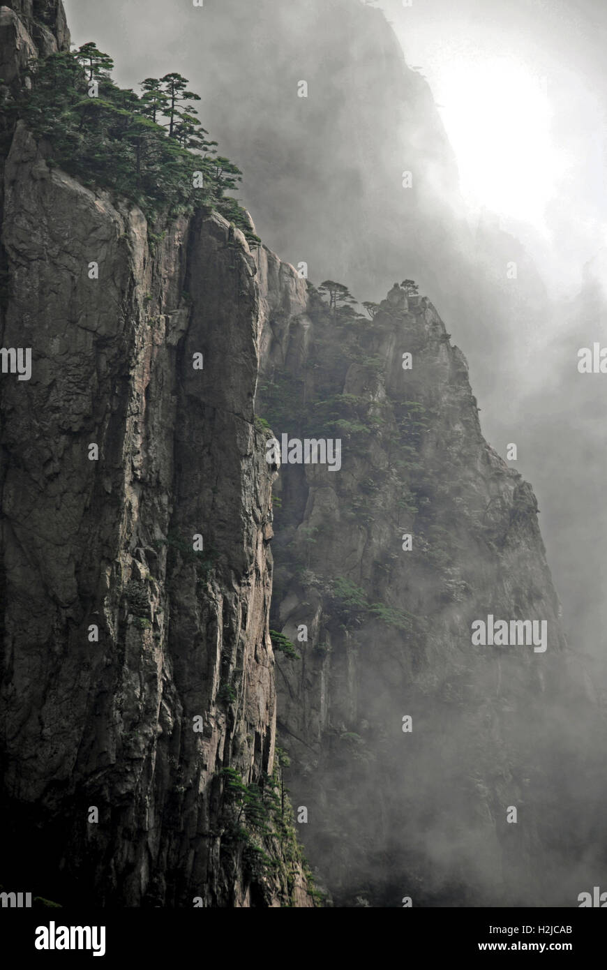 Il sole scaccia le nuvole a Xihai Canyon nel Huangshan montagne della Cina. Questo sito magico è stato visto per essere veramente apprezzato. Foto Stock