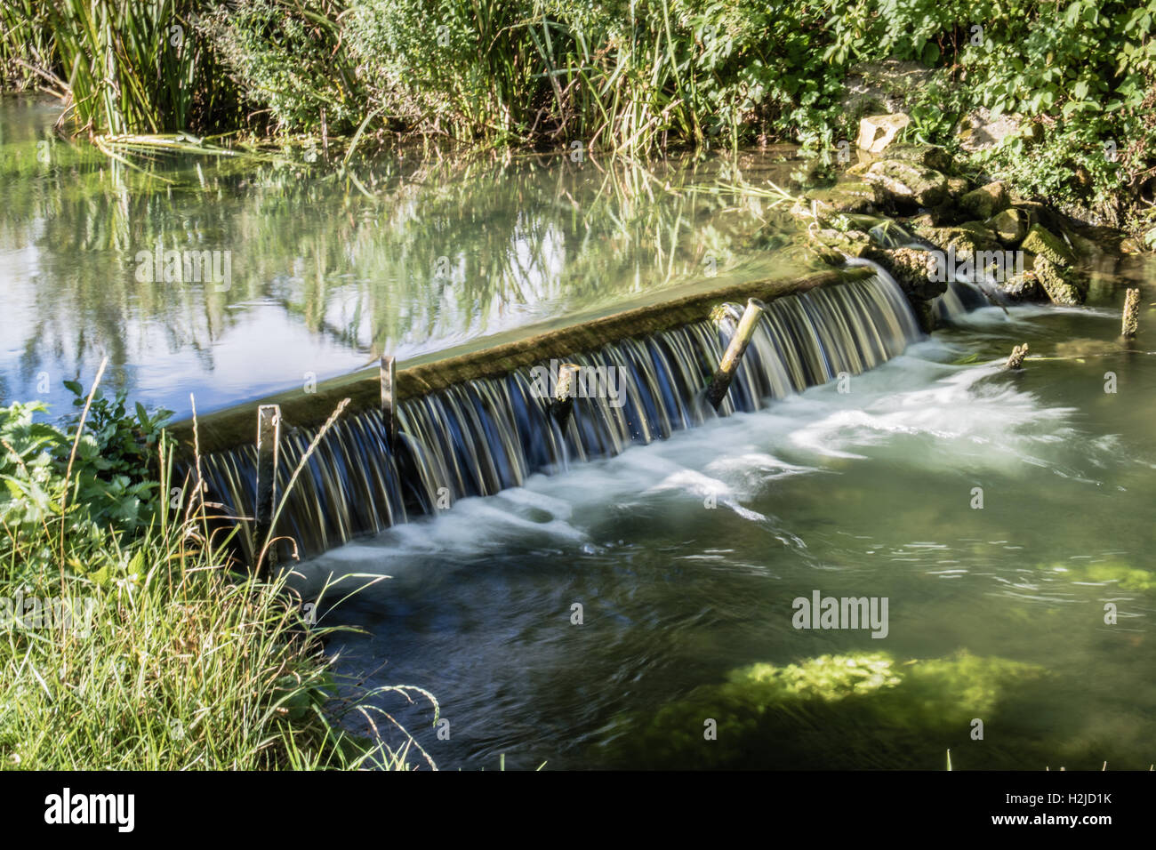 Una lunga esposizione di acqua che scorre in un torrente. Foto Stock