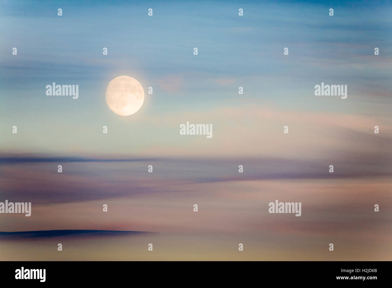 Un estate luna sorge, quasi pieno, al crepuscolo in Seattle WA Foto Stock