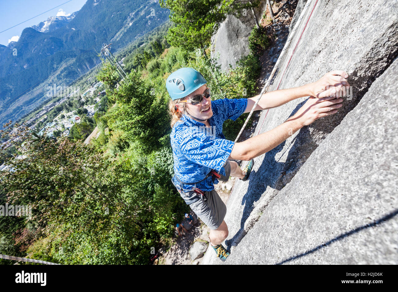 Un giovane uomo di arrampicata su top-corda in Squamish, BC, Canada presso il fumo Bluffs falesia Foto Stock